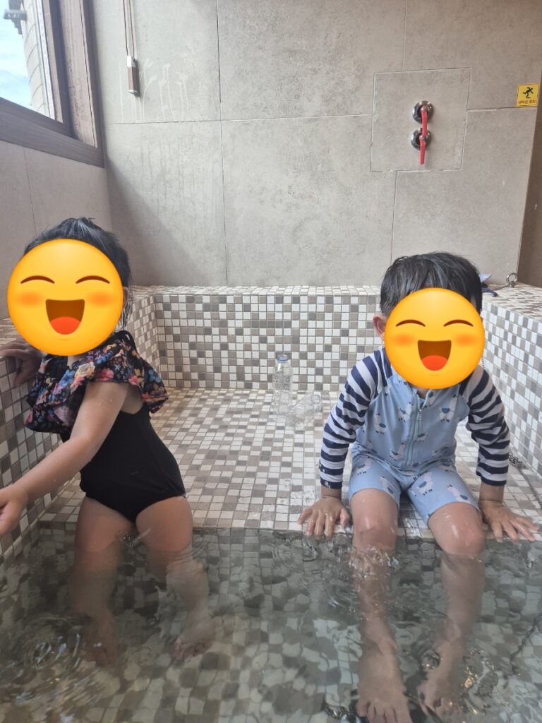 키즈스파 욕조에 온천수를 받는 모습