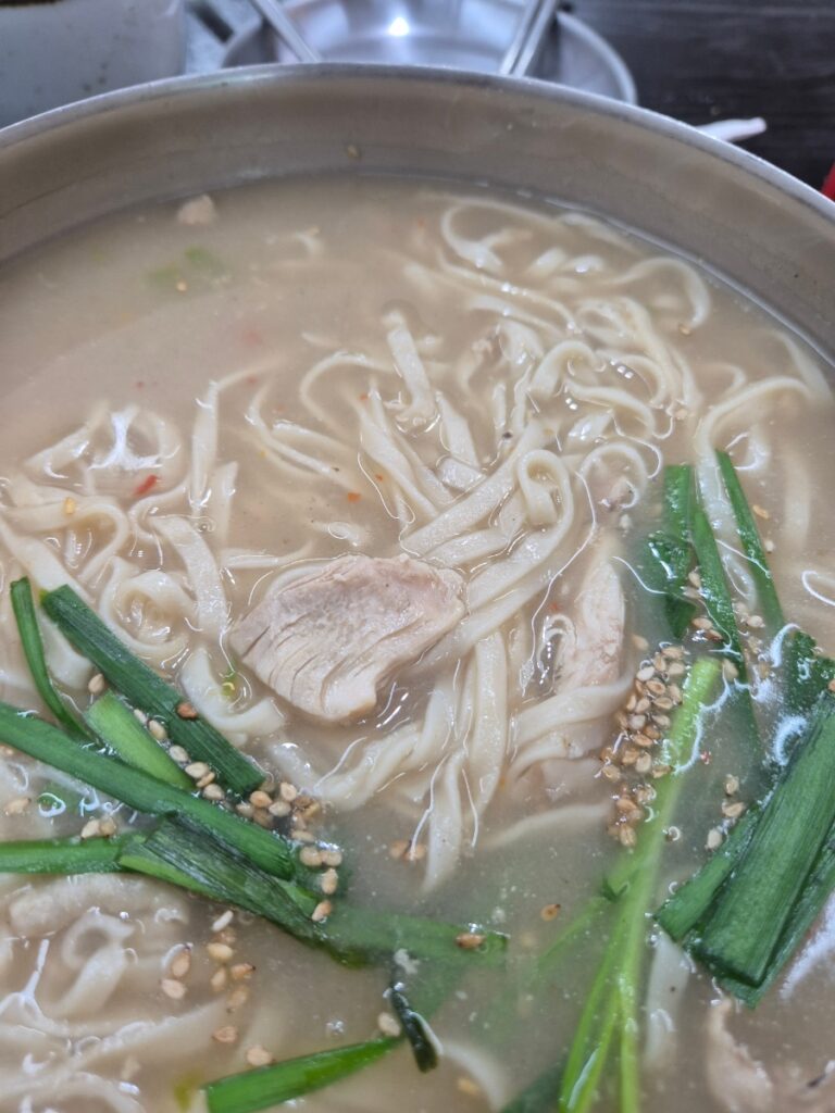 담백한 국물의 닭칼국수