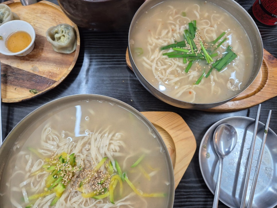 납작하고 쫄깃한 전통손칼국수