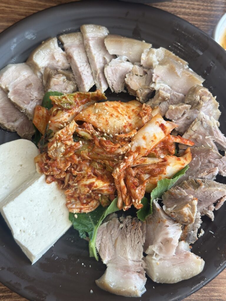 두부가 푸짐하게 들어간 얼큰한 순두부찌개