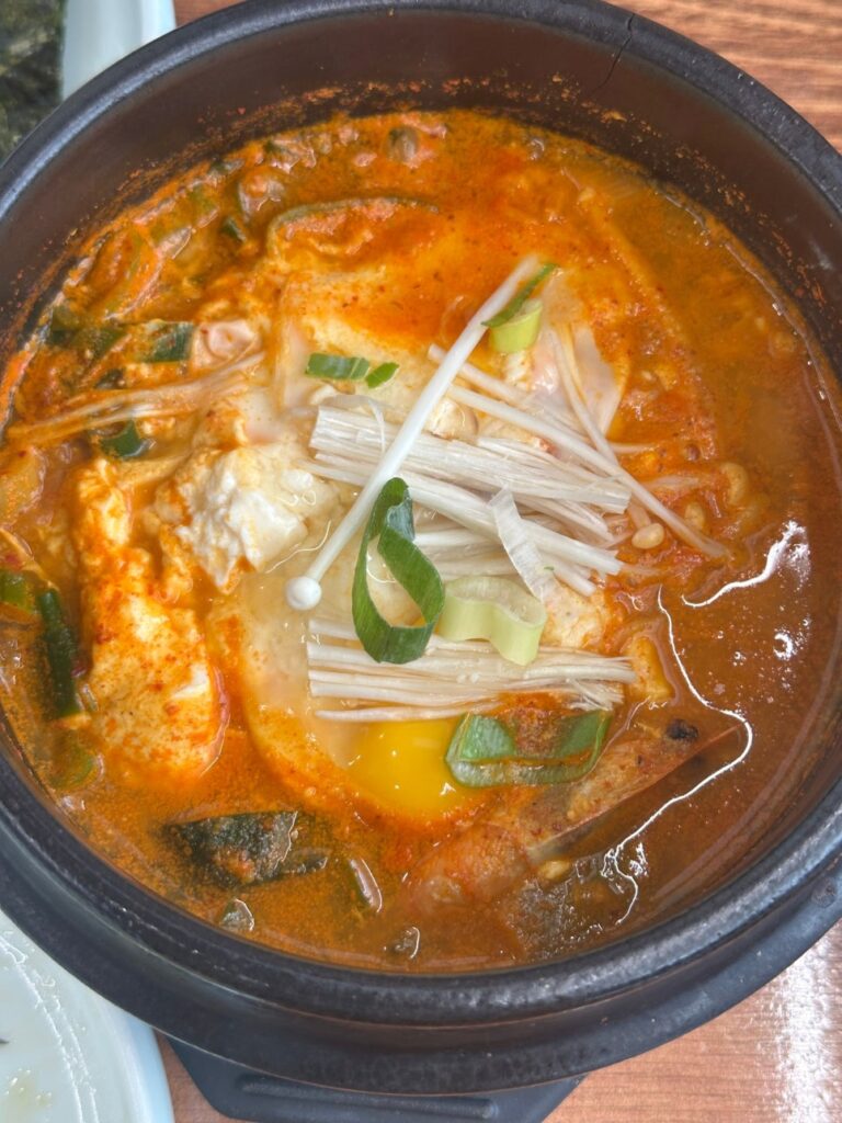 두부 요리와 함께 나온 따뜻한 솥밥