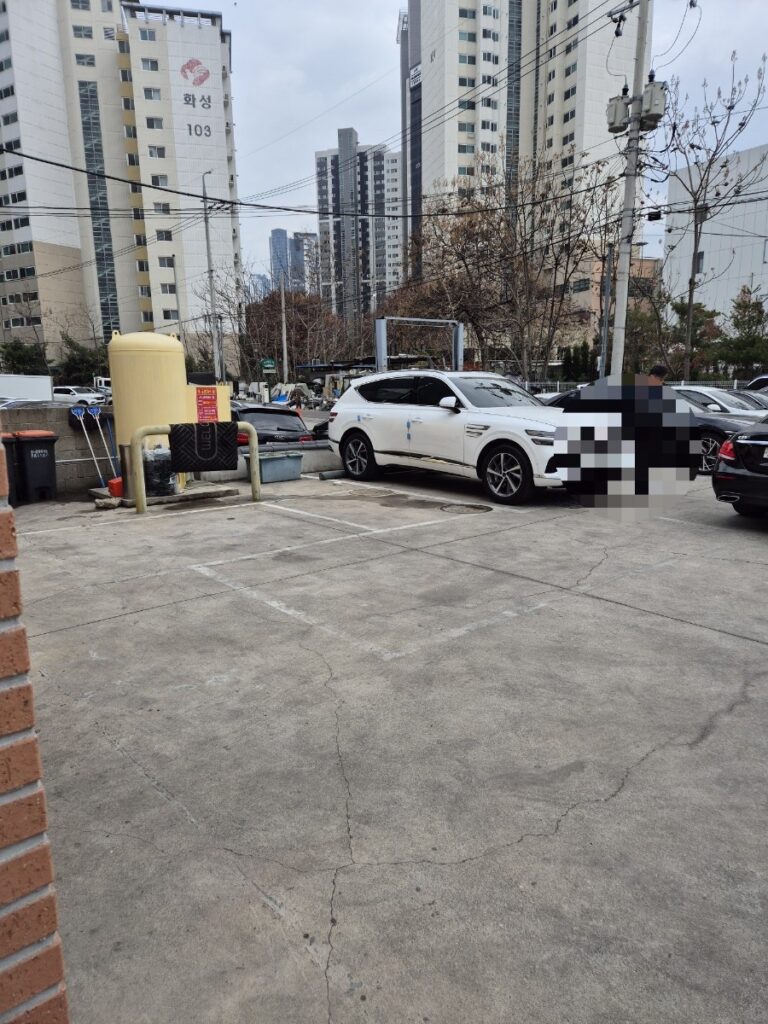 전복명가 달서점 외관과 매장 앞 주차 공간
