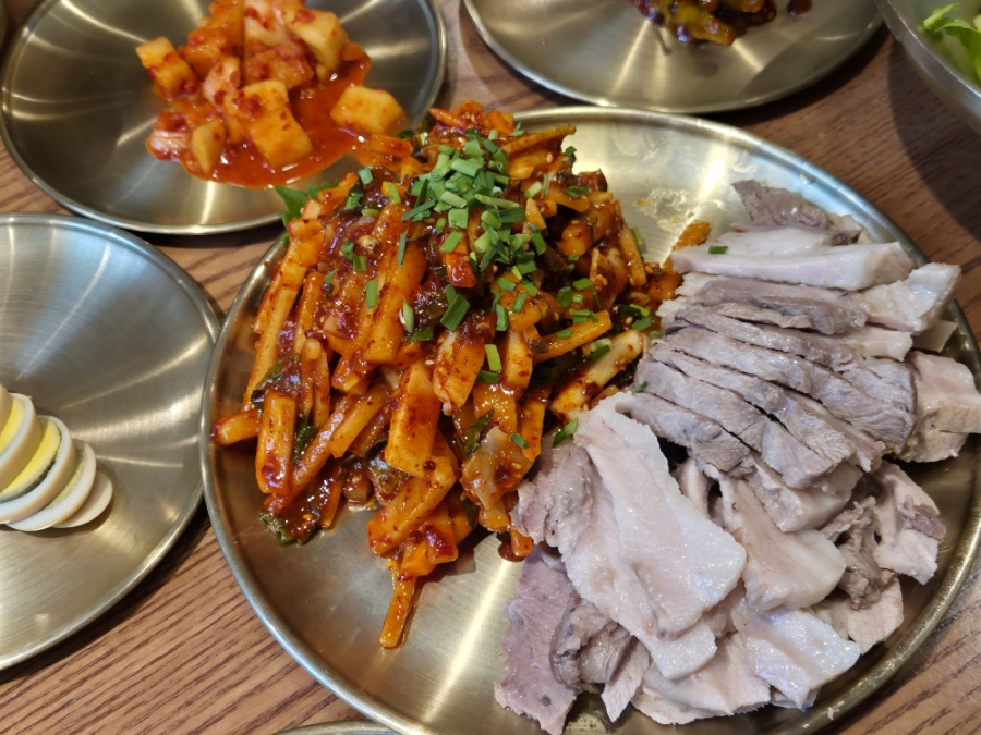 전복무침회와 보쌈 한 상