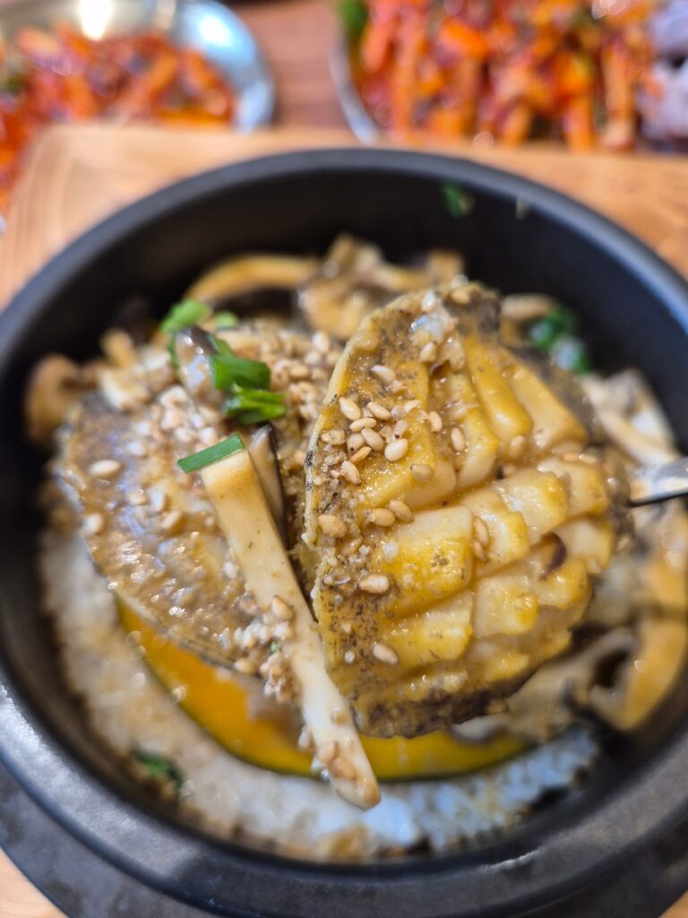 통전복이 올라간 전복솥밥
