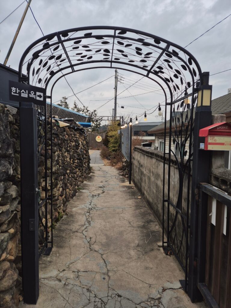 한실옥 수목원본점 단정한 한옥풍 외관과 입구