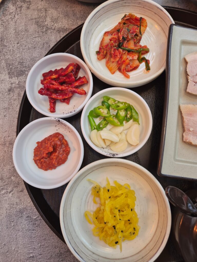 한실옥 정갈한 기본 반찬과 샤브 고기·칼국수 재료