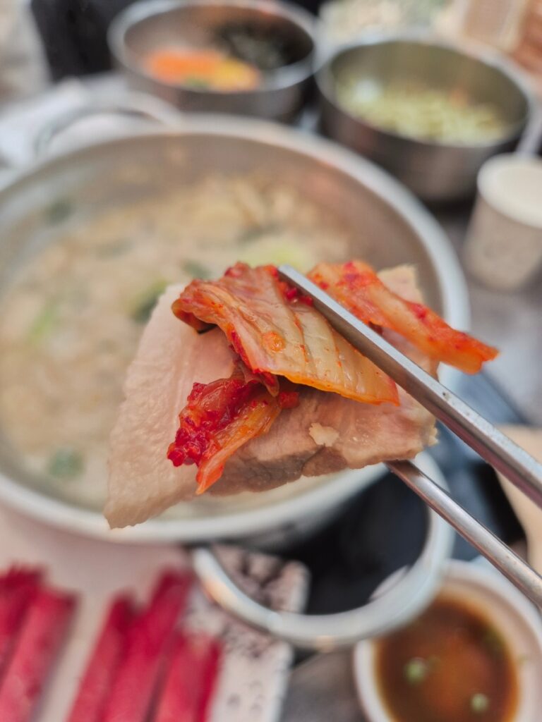 대구수목원 맛집 한실옥 수육을 미나리와 간장소스에 곁들인 모습
