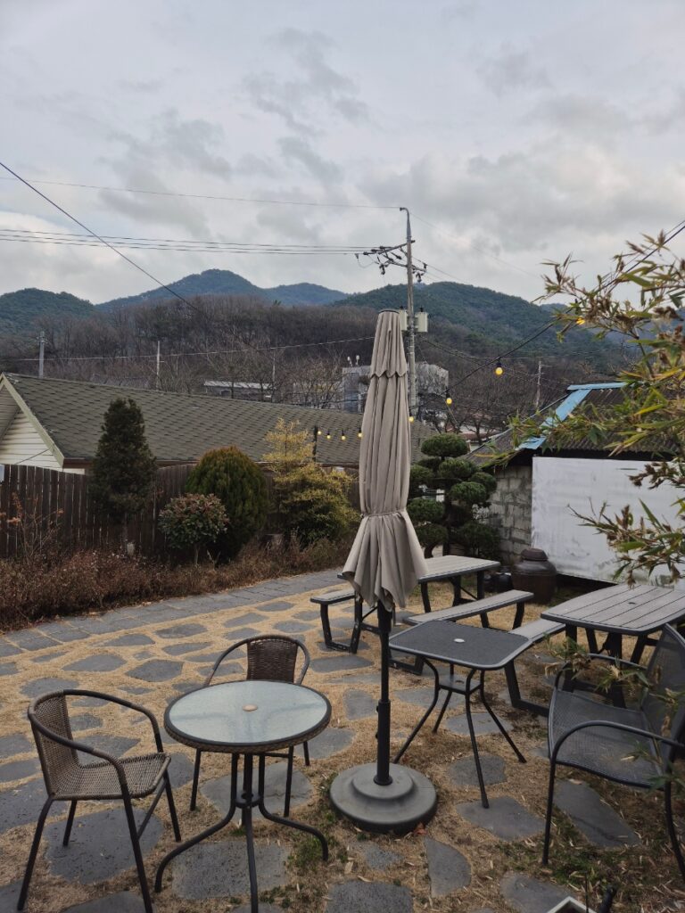 한실옥 입구로 들어가는 차분한 진입로