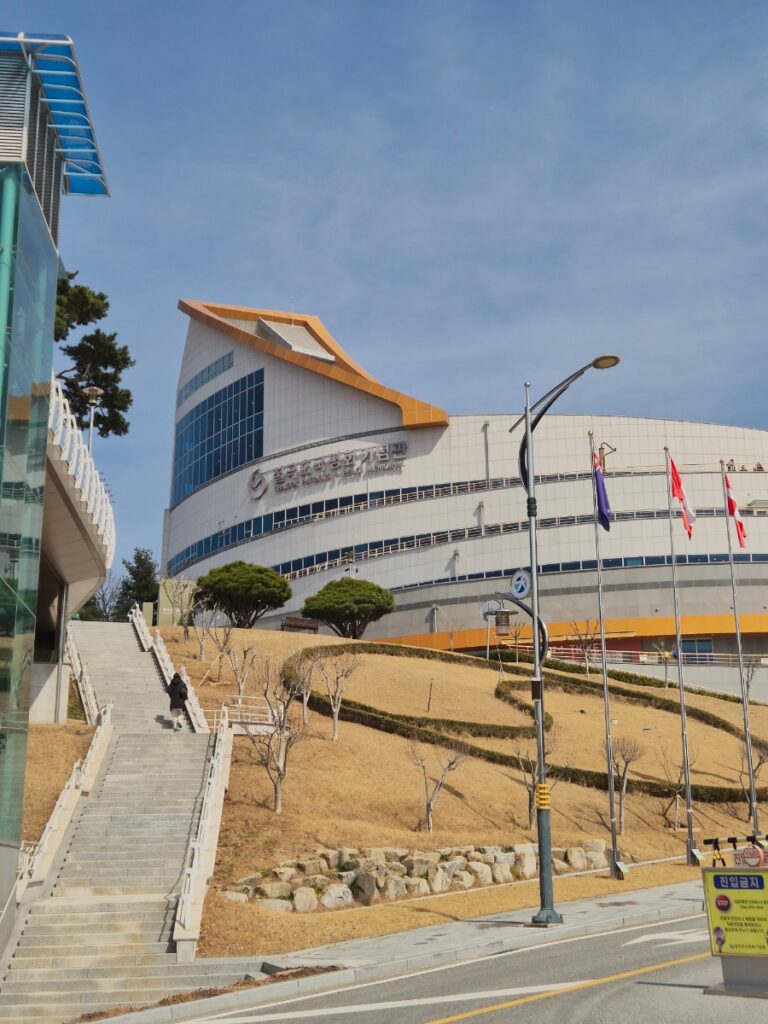 칠곡 호국평화기념관 건물과 입구