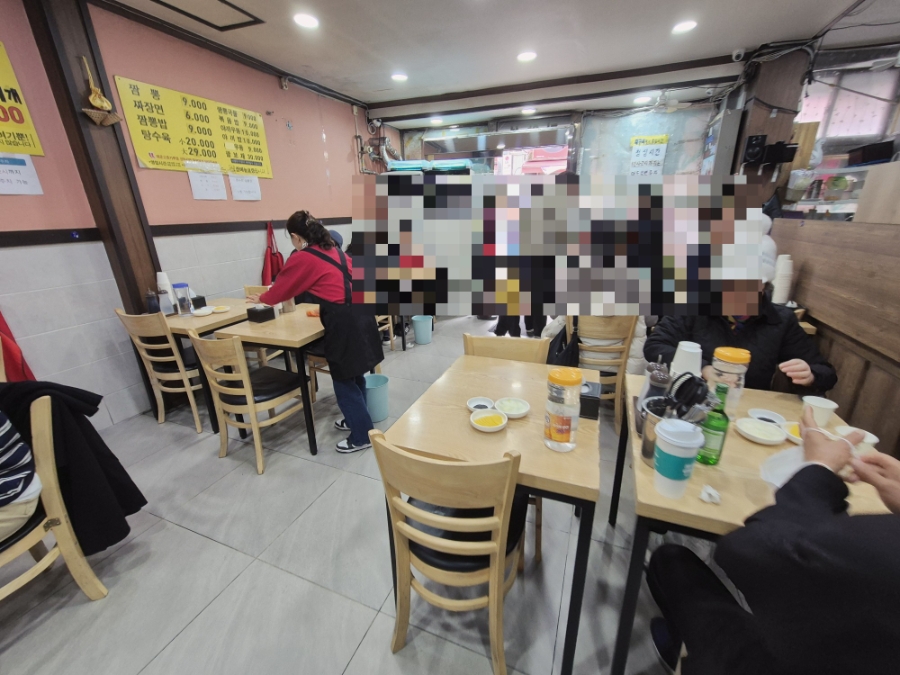 가야성 실내 좌석과 가족 손님