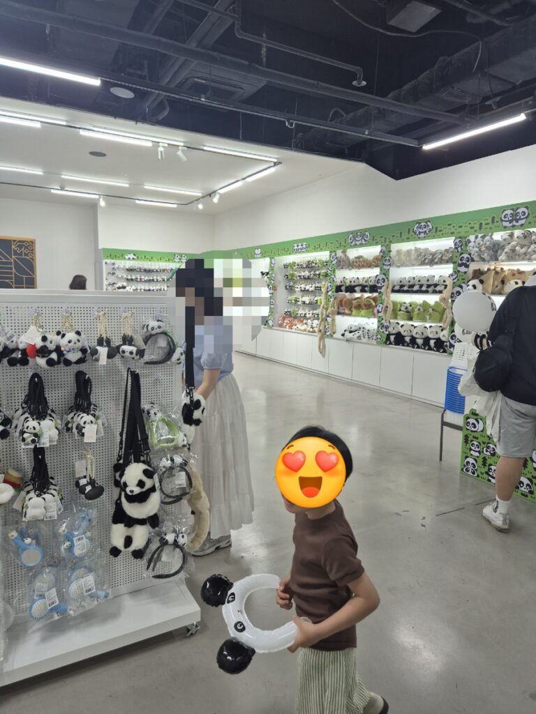 글로우사파리 출구와 연결된 기념품숍