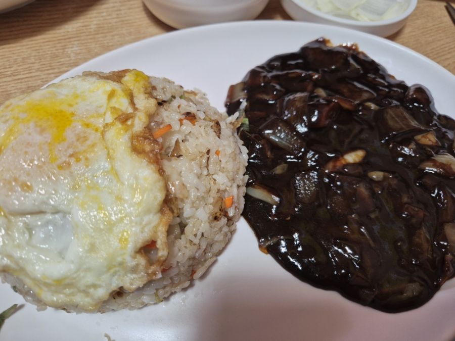 가야성 볶음밥과 짜장소스