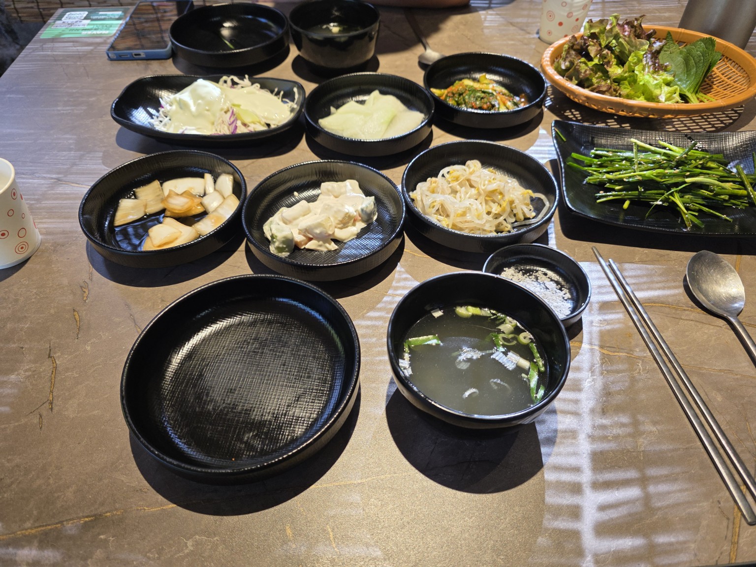 대자연식당 기본 반찬과 쌈채소 및 부추무침