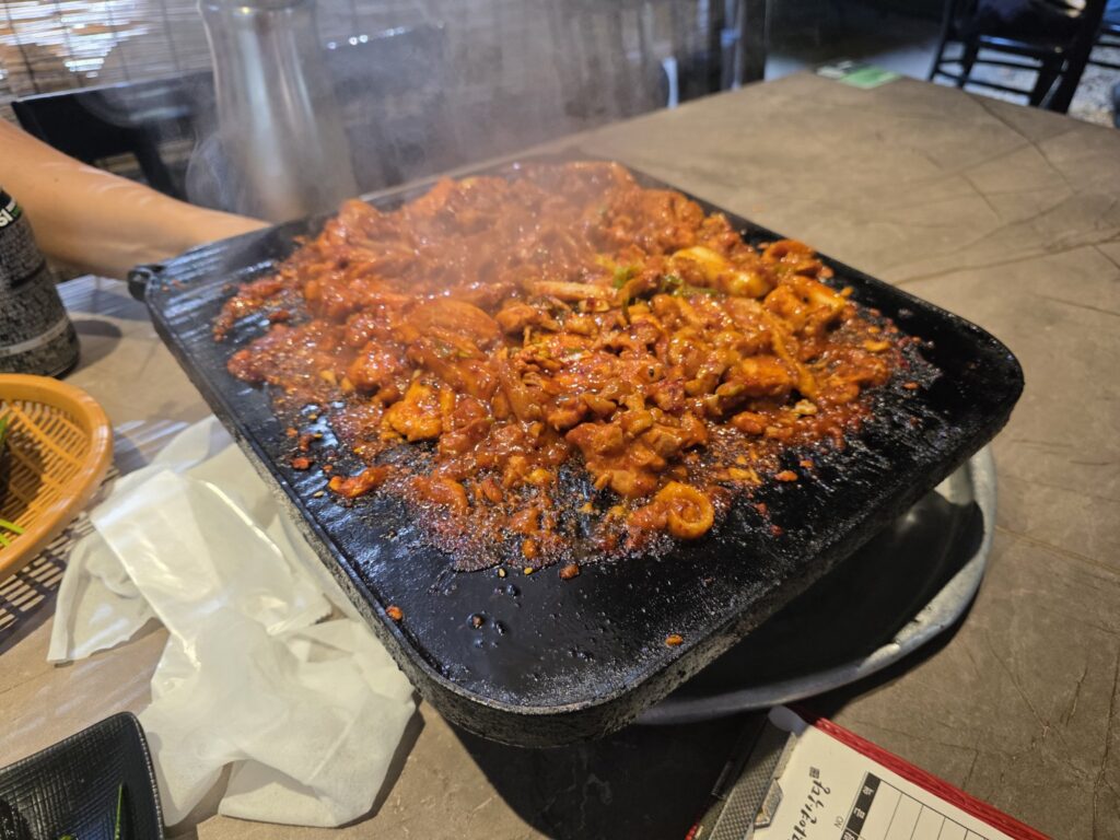 대구 가창 대자연식당에서 촬영한 김이 올라오는 돌판 양념구이
