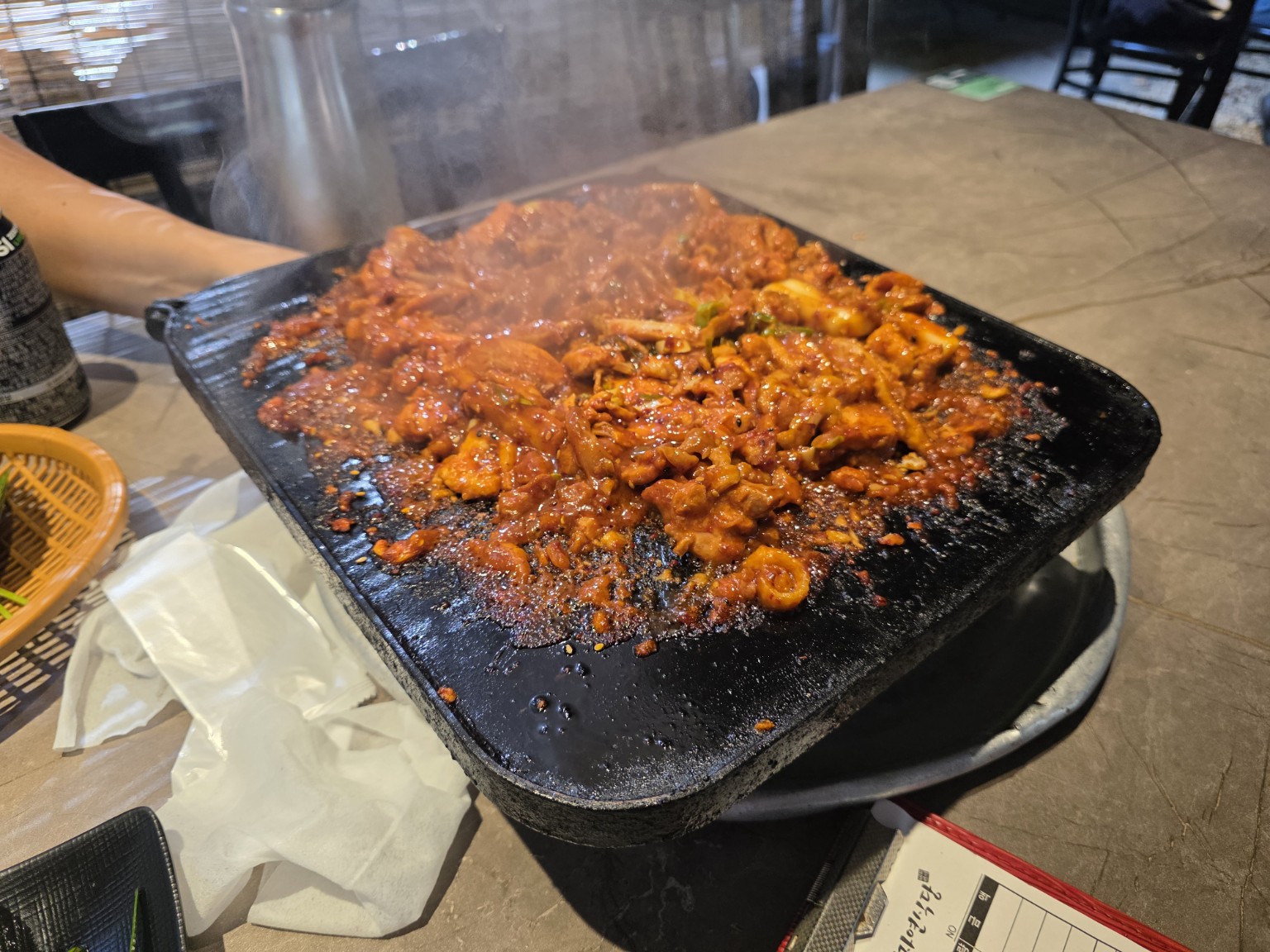 대구 가창 대자연식당에서 실제 촬영한 김이 올라오는 돌판 양념구이